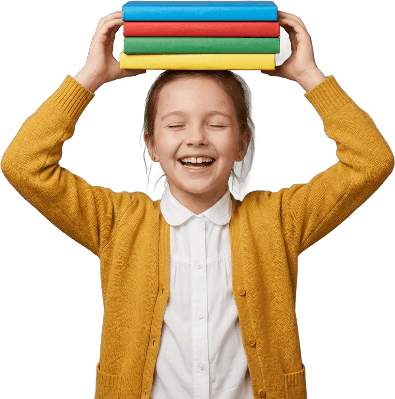 Lachend meisje balanceert een stapel schoolboeken op haar hoofd
